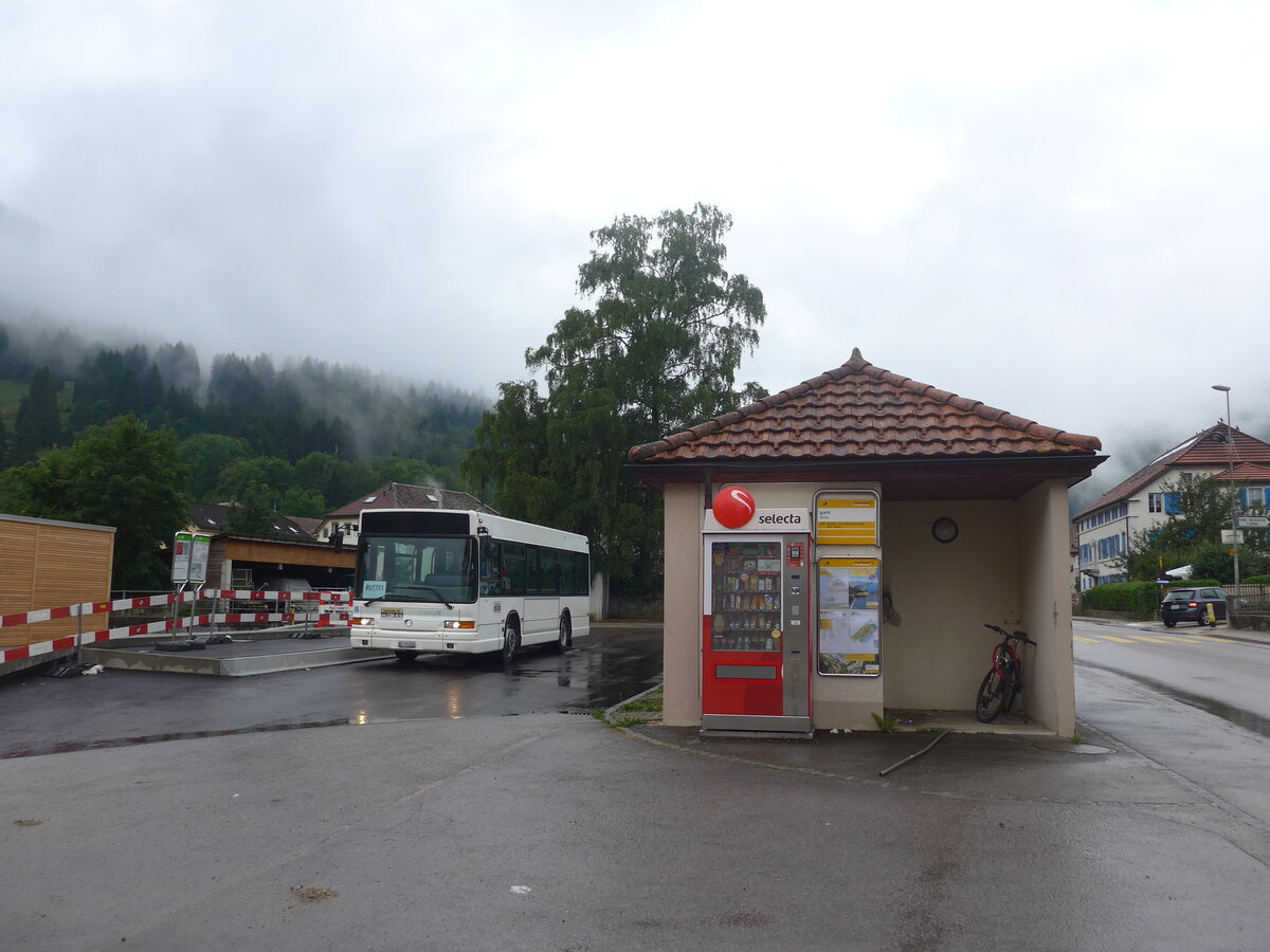 (226'849) - Taxicab, Neuch�tel - NE 114'020 - Irisbus am 1. August 2021 beim Bahnhof Buttes (Einsatz transN)