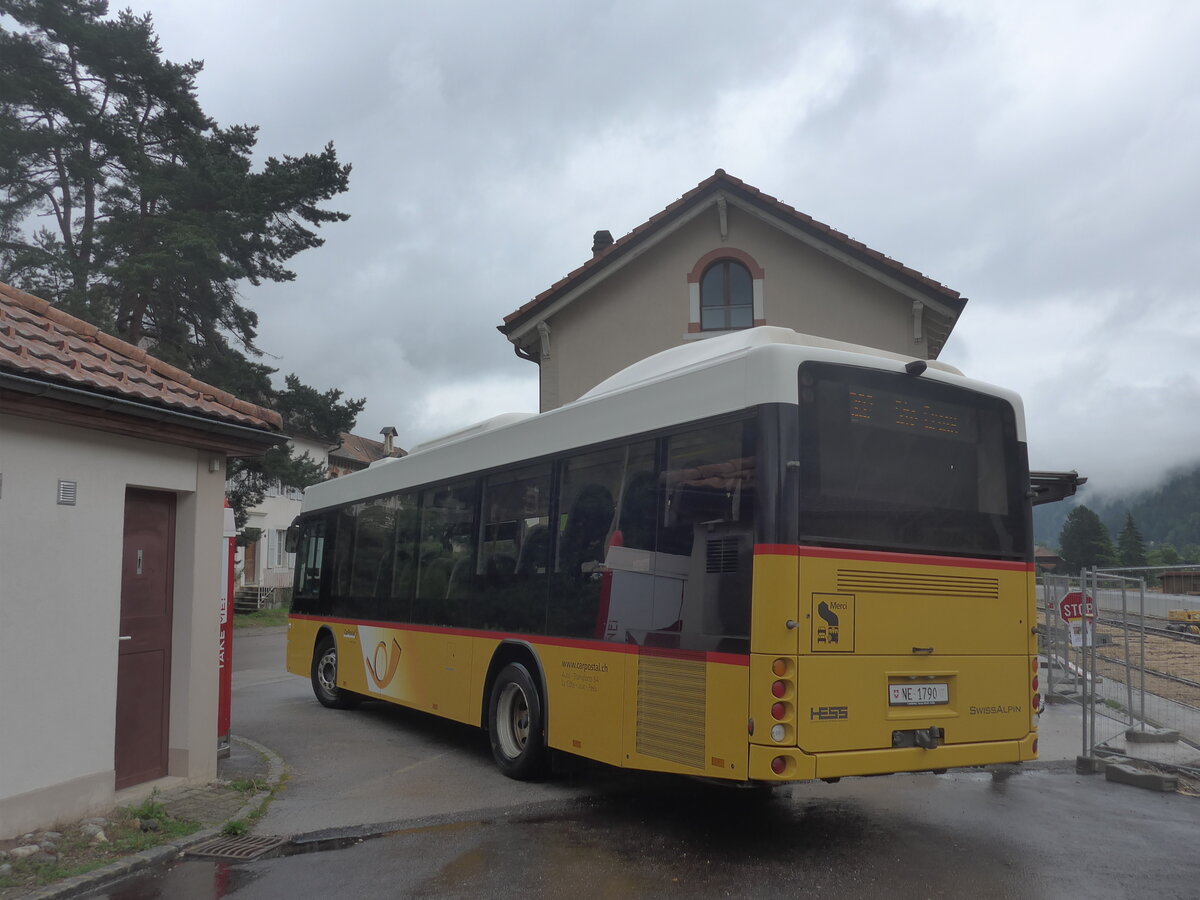 (226'858) - Auto-Transports, La C�te-aux-F�es - NE 1790 - Scania/Hess am 1. August 2021 beim Bahnhof Buttes