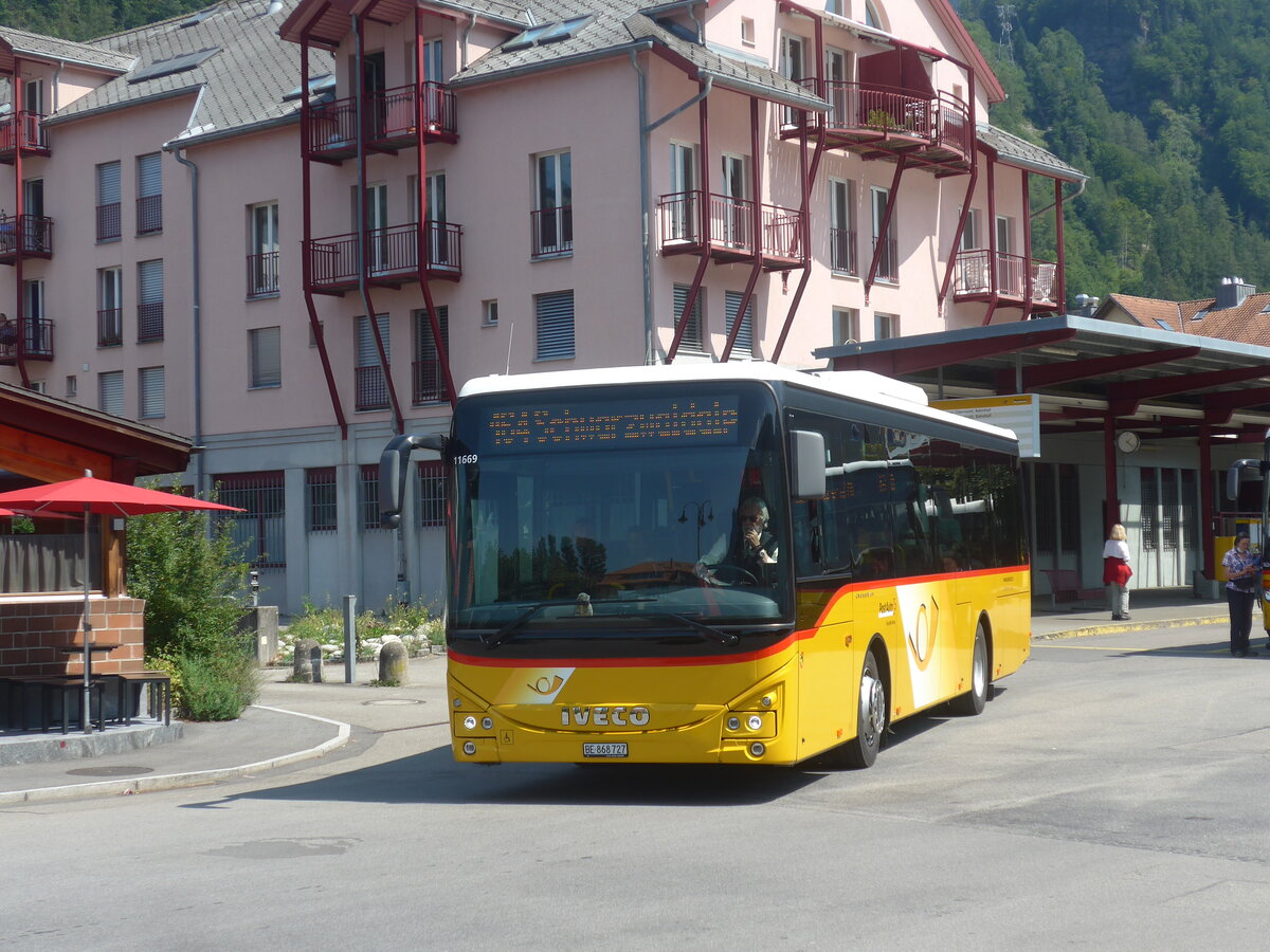 (227'455) - Fl�ck, Brienz - Nr. 27/BE 868'727 - Iveco am 21. August 2021 in Meiringen, Postautostation