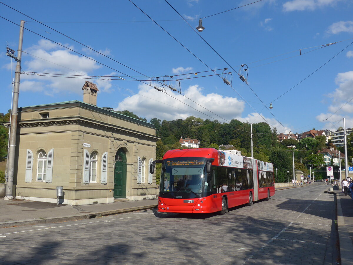 (228'001) - Bernmobil, Bern - Nr. 21 - Hess/Hess Gelenktrolleybus am 12. September 2021 in Bern, Nydeggbr�cke