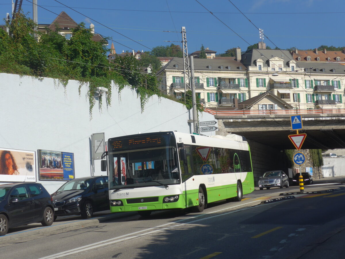 (228'079) - transN, La Chaux-de-Fonds - Nr. 217/NE 99'217 - Volvo (ex TN Neuch�tel Nr. 217) am 18. September 2021 in Neuch�tel, Avenue de la Gare