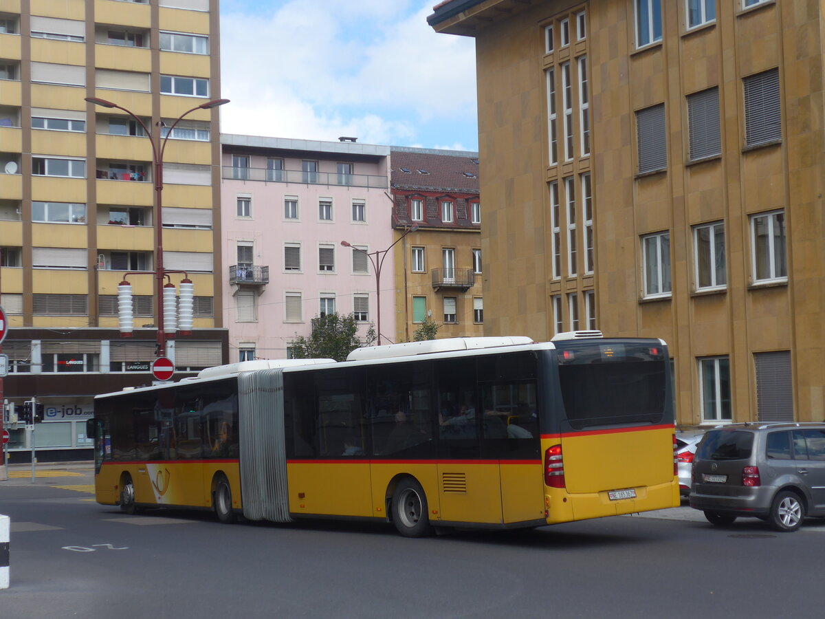 (228'105) - PostAuto Bern - Nr. 689/NE 165'367 - Mercedes (ex BE 834'689; ex H�fliger, Sursee Nr. 7) am 18. September 2021 beim Bahnhof La Chaux-de-Fonds (Einsatz CarPostal)