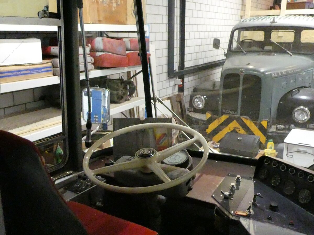 (228'425) - Borer, Neuhausen - Nr. 7 - Saurer/T�scher (ex Heiniger, B�tzberg; ex ASS Schleitheim Nr. 22; ex ASS Schleitheim Nr. 7) am 26. September 2021 in Hallau, Dickistrasse (Innenaufnahme)