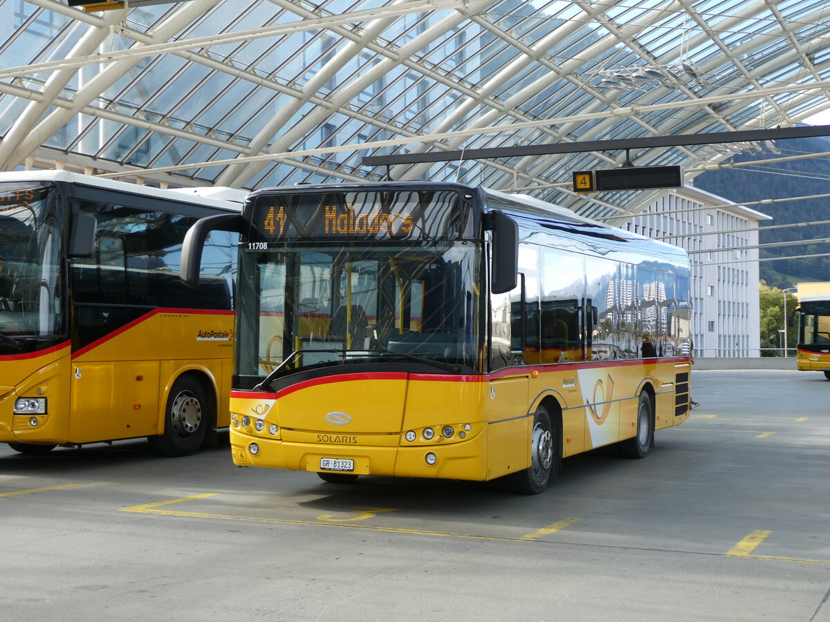 (229'227) - PostAuto Graub�nden - GR 81'323 - Solaris am 15. Oktober 2021 in Chur, Postautostation
