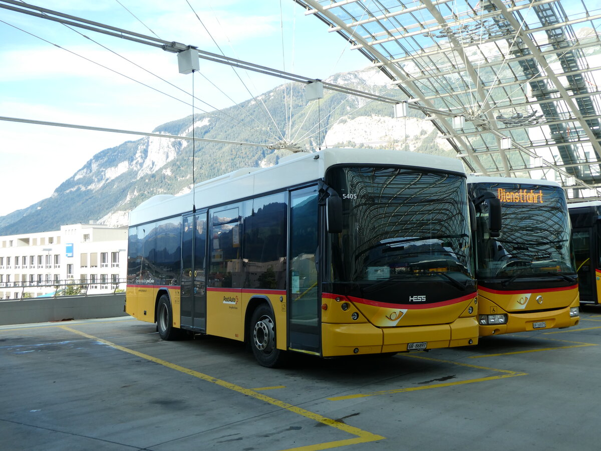 (229'229) - PostAuto Graub�nden - GR 86'897 - Scania/Hess am 15. Oktober 2021 in Chur, Postautostation