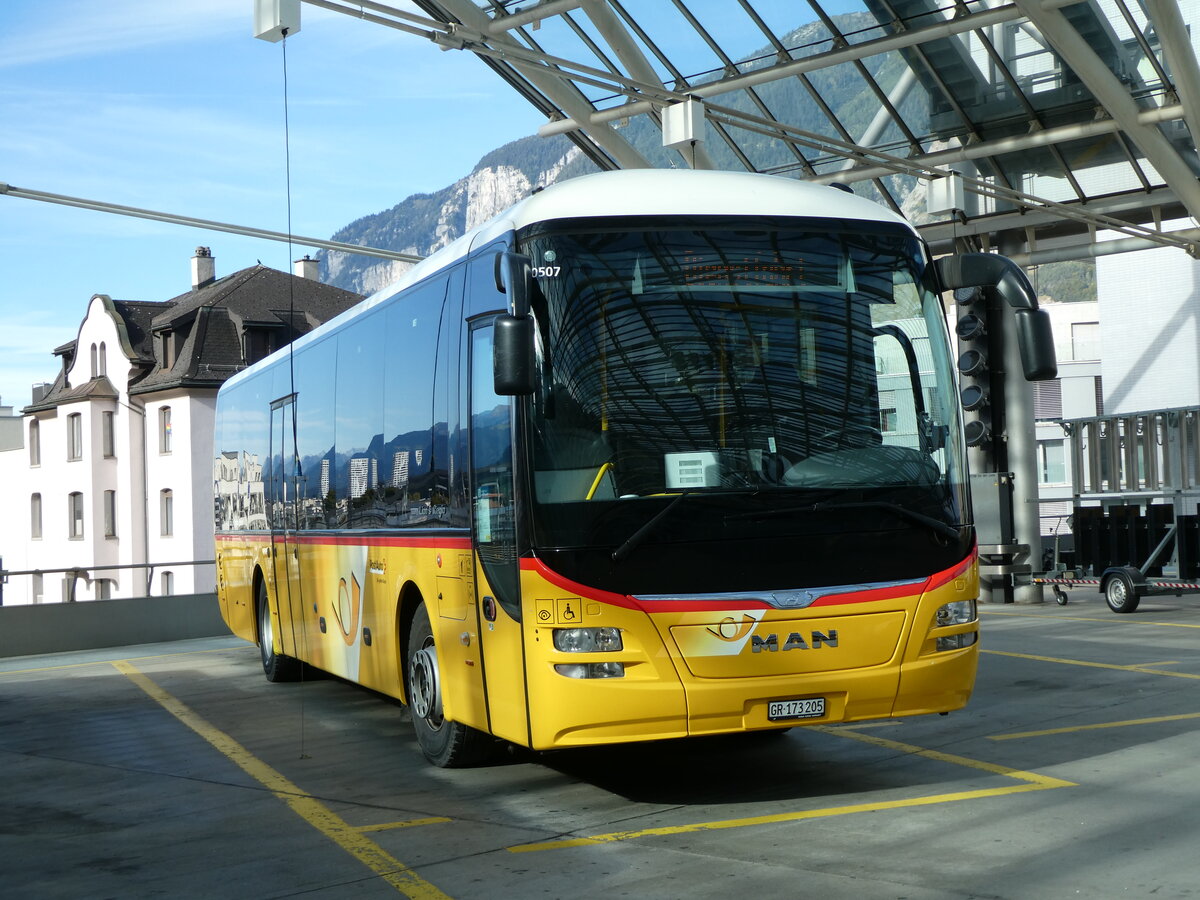(229'230) - PostAuto Graub�nden - GR 173'205 - MAN am 15. Oktober 2021 in Chur, Postautostation
