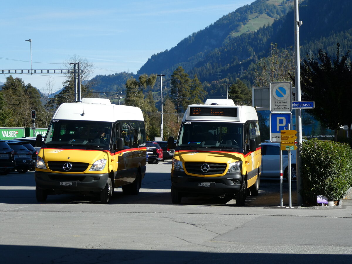 (229'258) - PostAuto Graub�nden - Nr. 11/GR 49'912 + Nr. 2/GR 162'984 - Mercedes am 15. Oktober 2021 beim Bahnhof Ilanz