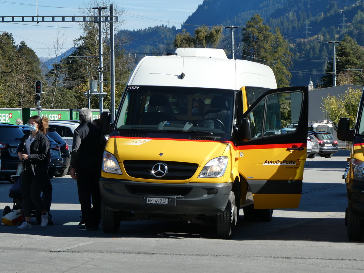 (229'260) - PostAuto Graub�nden - Nr. 11/GR 49'912 - Mercedes am 15. Oktober 2021 beim Bahnhof Ilanz