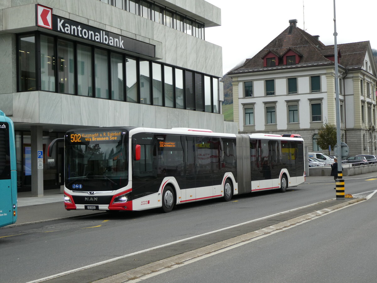(229'668) - AAGS Schwyz - Nr. 10/SZ 5810 - MAN am 22. Oktober 2021 in Schwyz, Zentrum