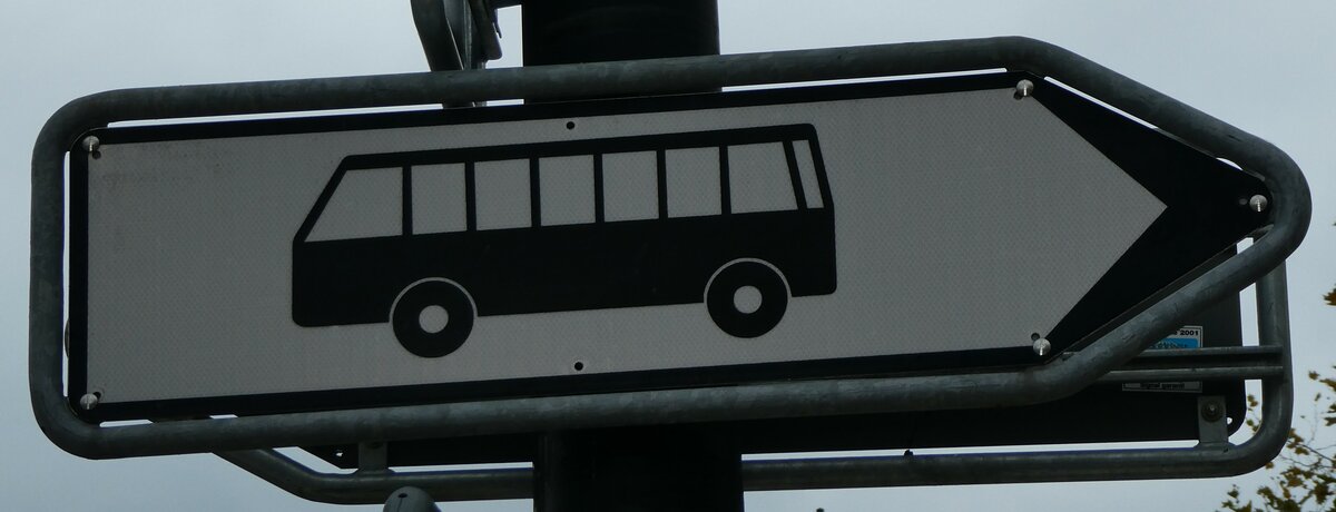 (230'688) - Wegweiser f�r Autobusse am 13. November 2021 beim Bahnhof Yverdon