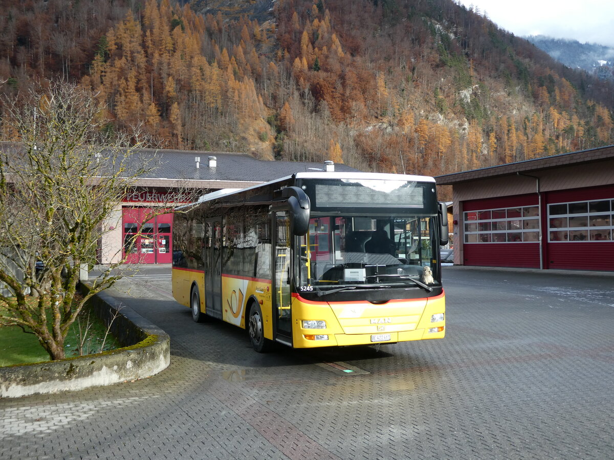 (230'934) - PostAuto Bern - BE 422'461 - MAN/G�ppel (ex AVG Meiringen Nr. 61) am 27. November 2021 in Meiringen, Feuerwehrmagazin