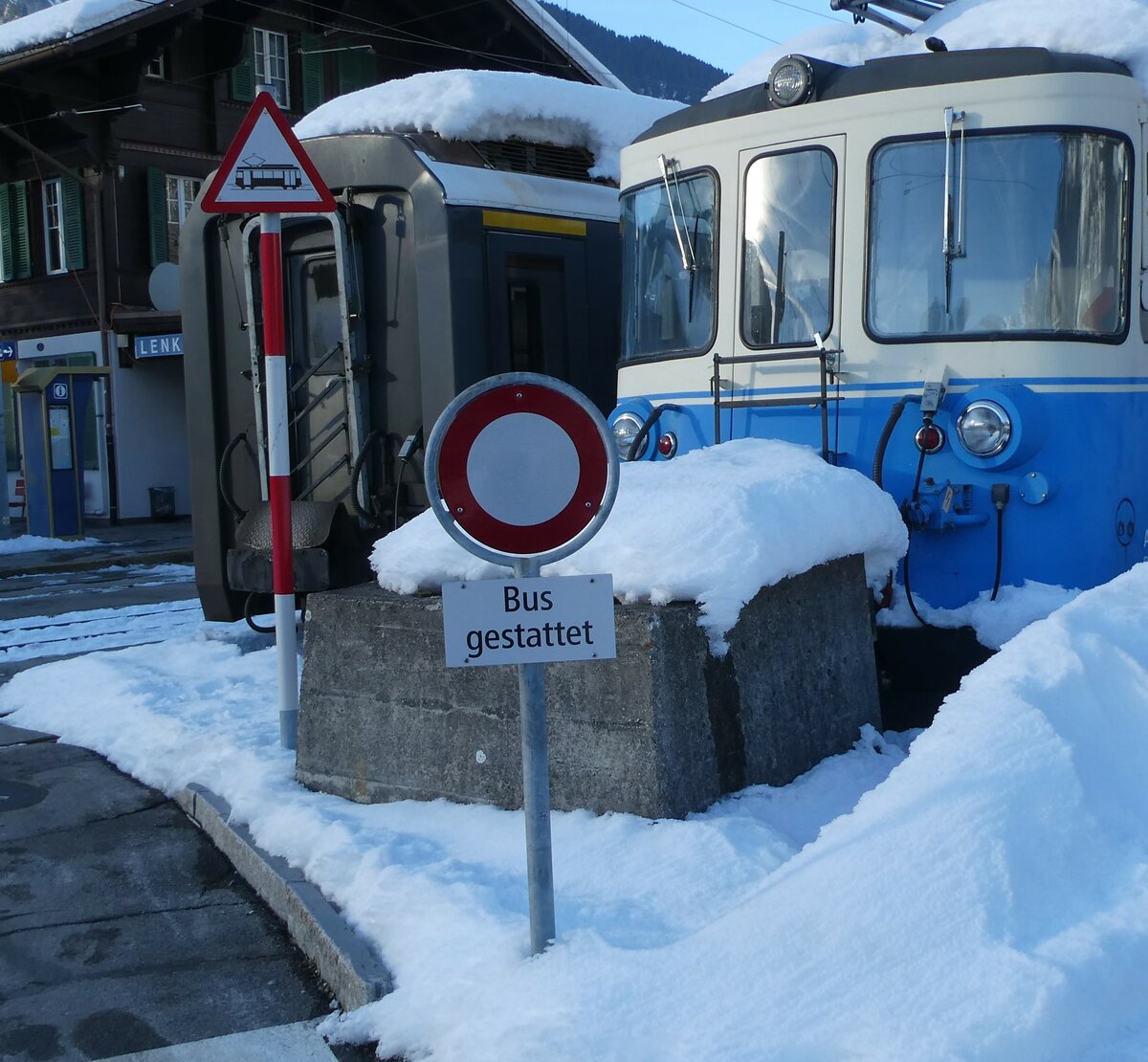 (231'540) - Bus gestattet am 20. Dezember 2021 beim Bahnhof Lenk