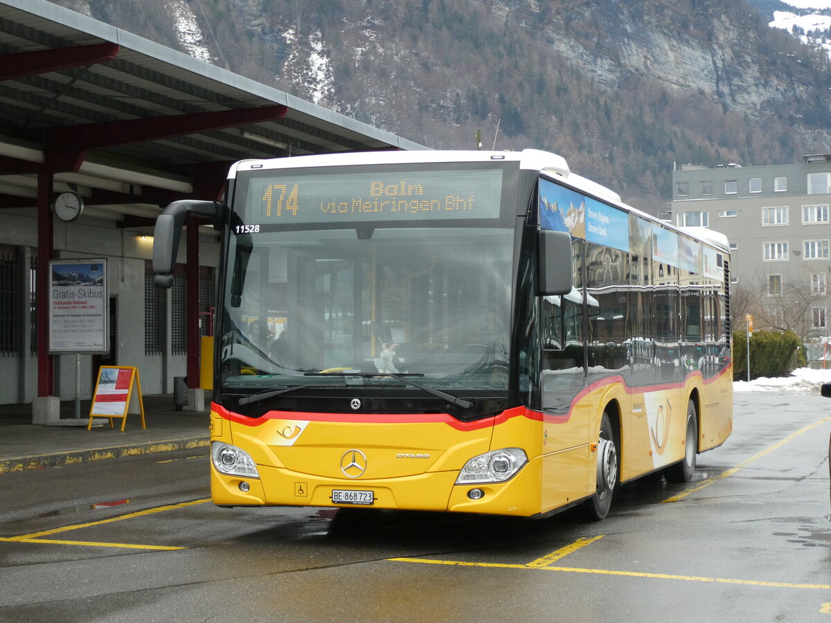(231'596) - Fl�ck, Brienz - Nr. 23/BE 868'723 - Mercedes am 26. Dezember 2021 in Meiringen, Postautostation