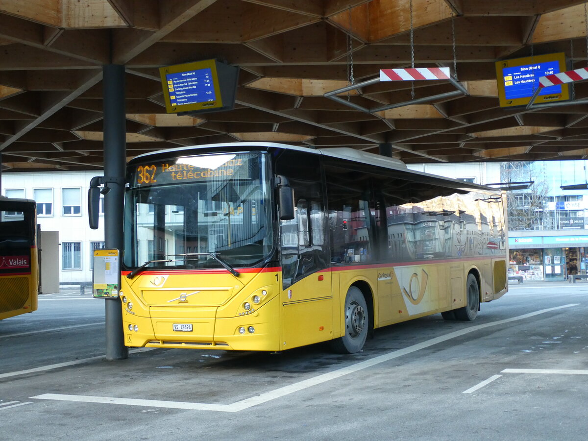(231'618) - Lathion, Sion - Nr. 1/VS 12'894 - Volvo am 1. Januar 2022 beim Bahnhof Sion