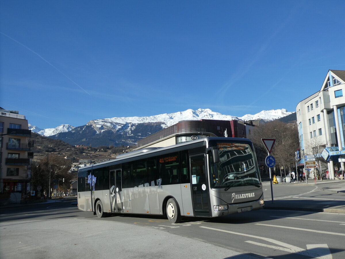 (231'650) - Ballestraz, Gr�ne - VS 230'657 - Irisbus am 1. Januar 2022 beim Bahnhof Sion
