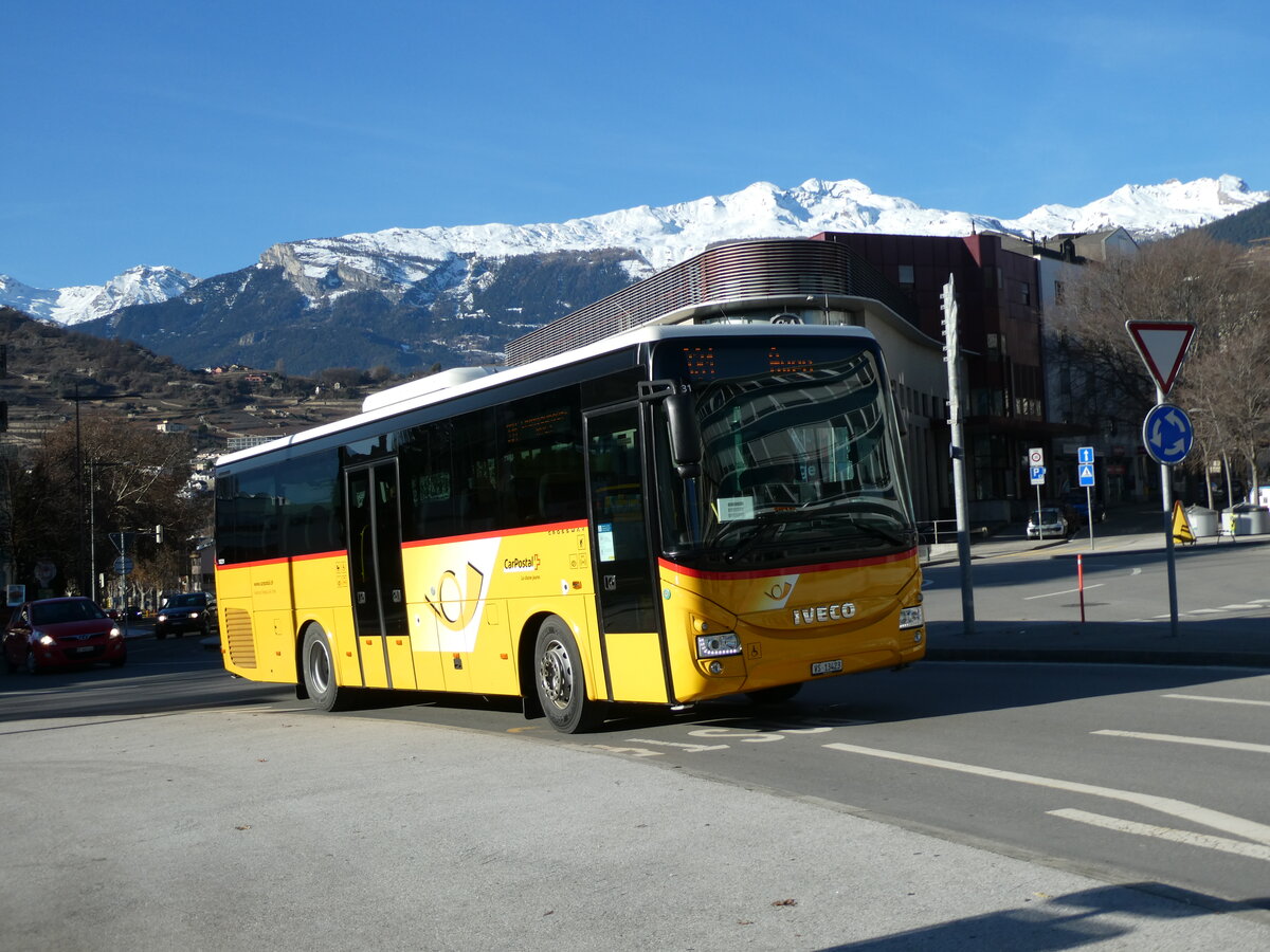 (231'655) - Ev�quoz, Erde - VS 14'423 - Iveco am 1. Januar 2022 beim Bahnhof Sion