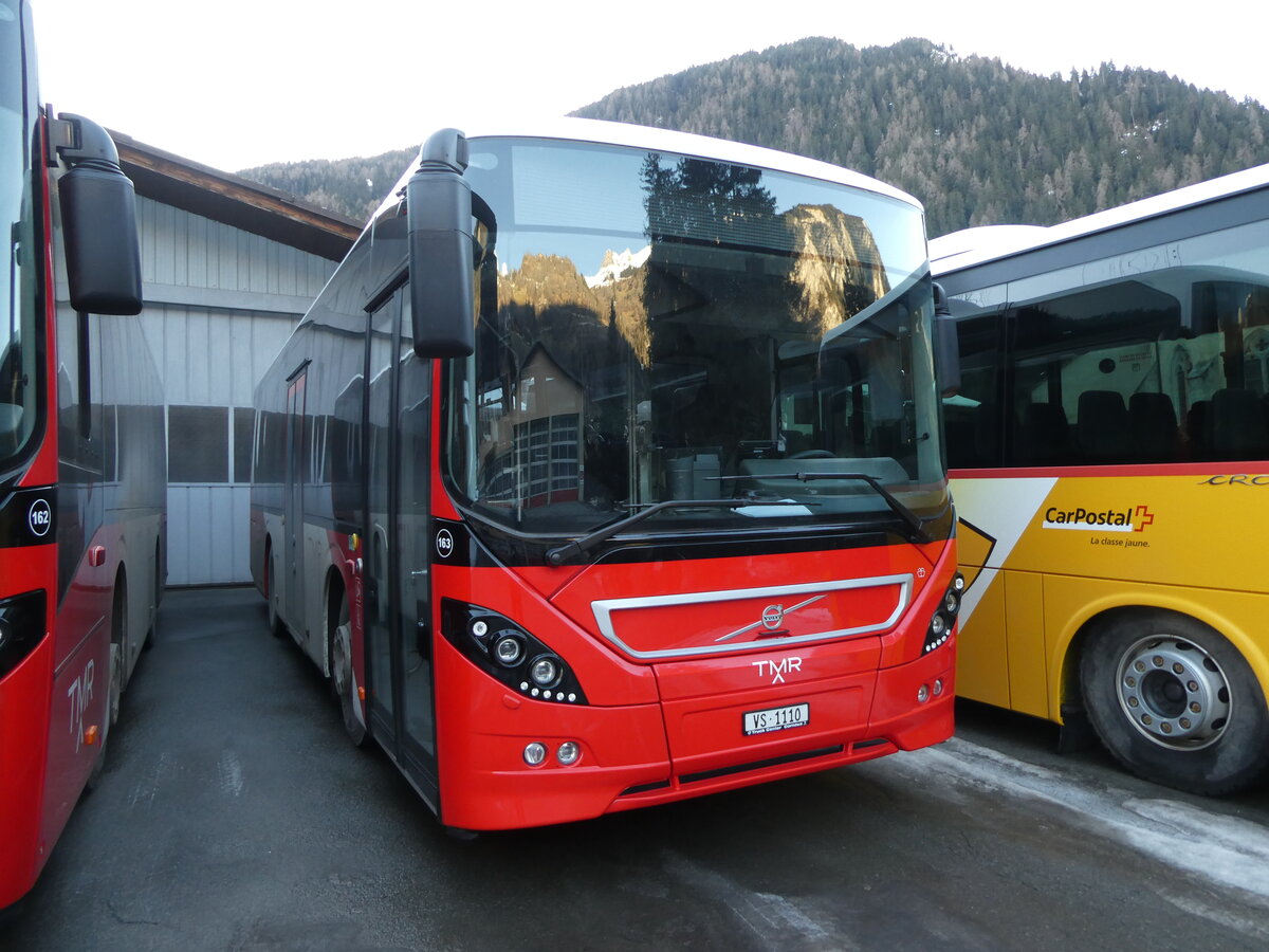 (231'672) - TMR Martigny - Nr. 163/VS 1110 - Volvo am 1. Januar 2022 in Le Ch�ble, Garage