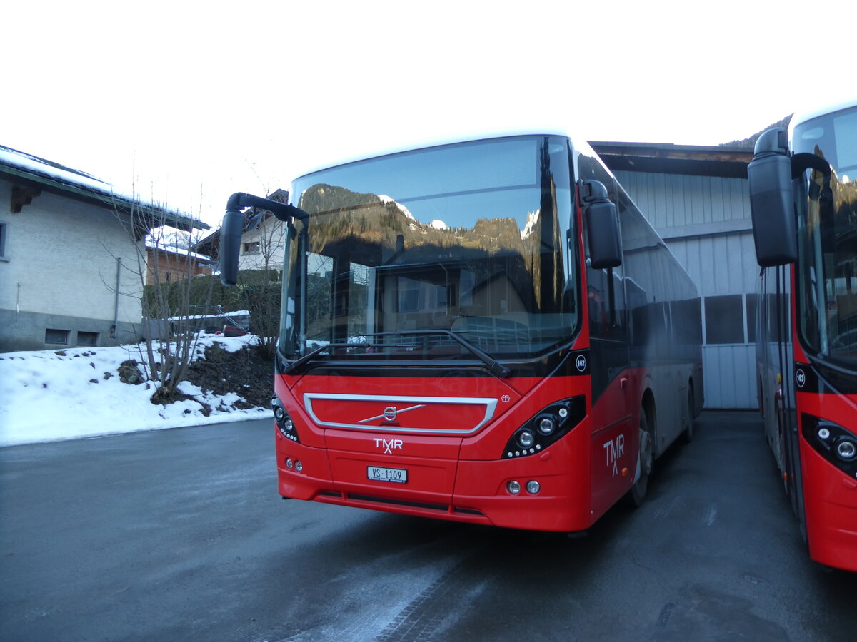 (231'678) - TMR Martigny - Nr. 162/VS 1109 - Volvo am 1. Januar 2022 in Le Ch�ble, Garage