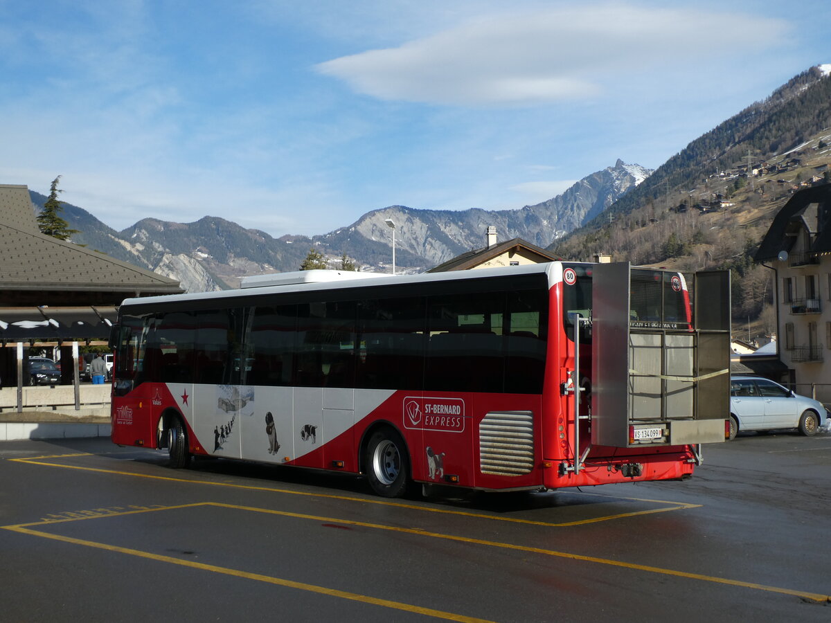 (231'730) - TMR Martigny - Nr. 17/VS 134'099 - Irisbus am 2. Januar 2022 beim Bahnhof Orsi�res