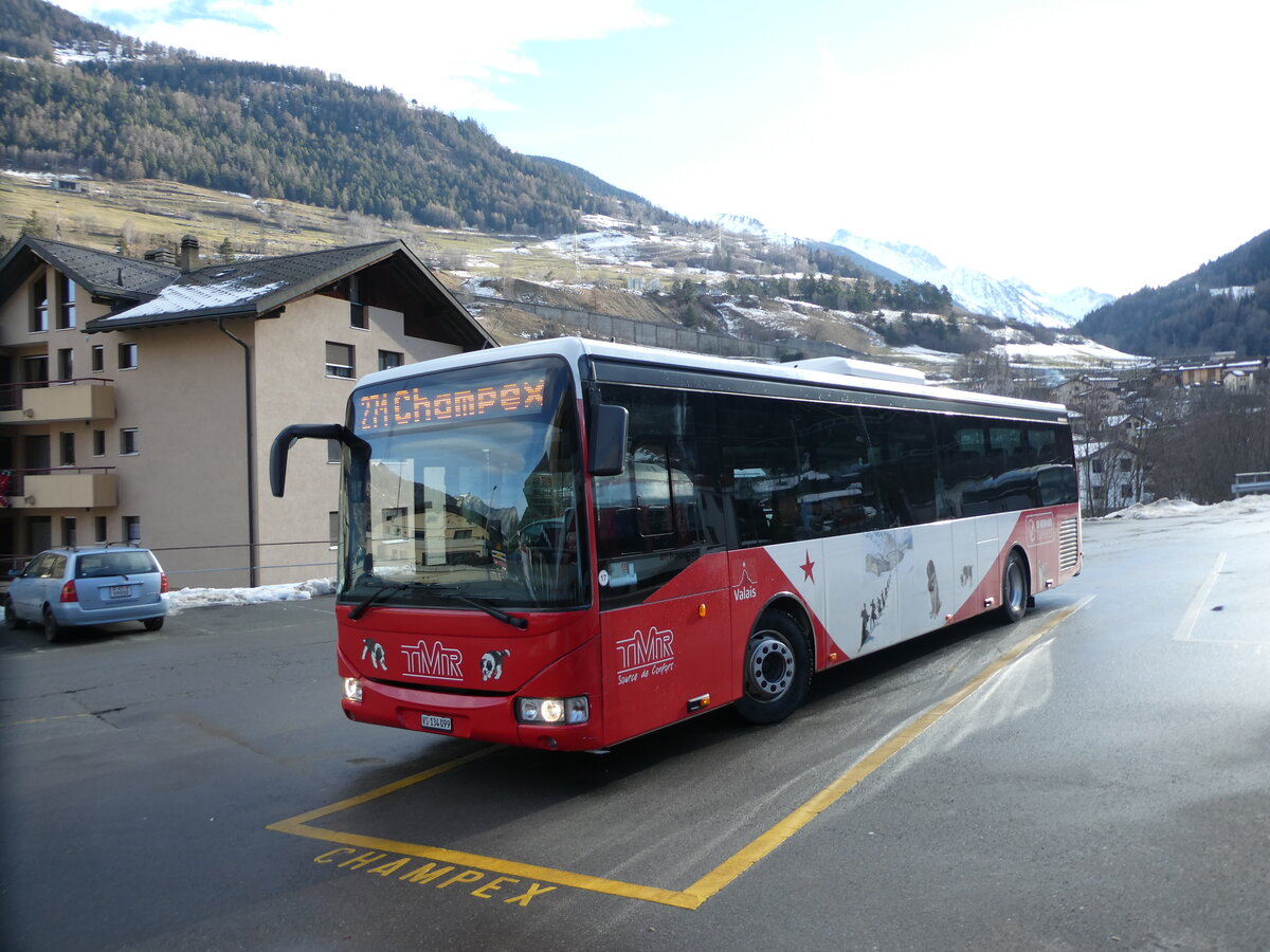(231'731) - TMR Martigny - Nr. 17/VS 134'099 - Irisbus am 2. Januar 2022 beim Bahnhof Orsi�res