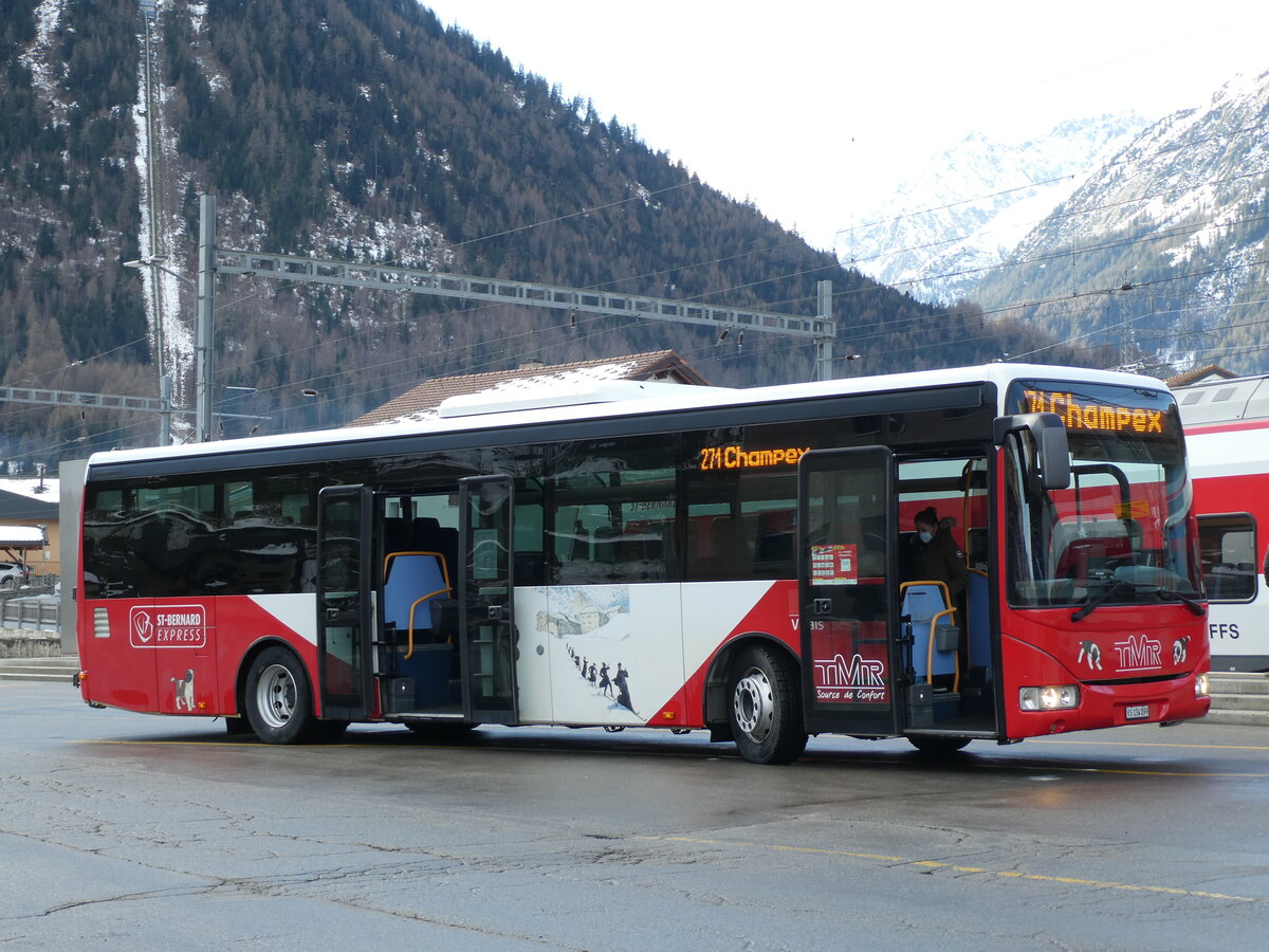 (231'732) - TMR Martigny - Nr. 17/VS 134'099 - Irisbus am 2. Januar 2022 beim Bahnhof Orsi�res