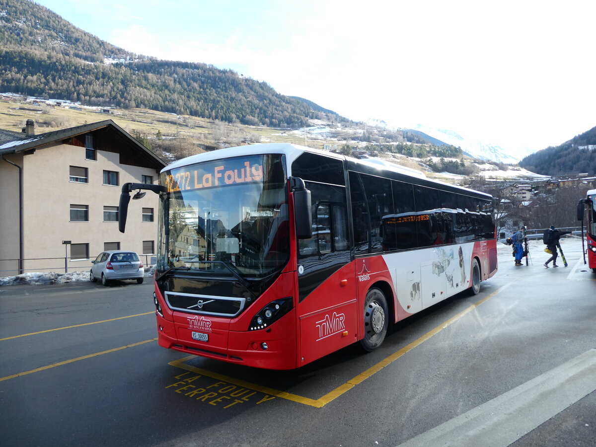 (231'734) - TMR Martigny - Nr. 9/VS 30'055 - Volvo am 2. Januar 2022 beim Bahnhof Orsi�res
