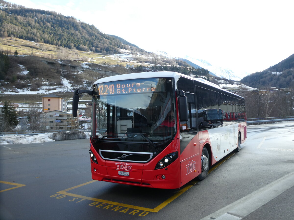 (231'735) - TMR Martigny - Nr. 4/VS 4136 - Volvo am 2. Januar 2022 beim Bahnhof Orsi�res
