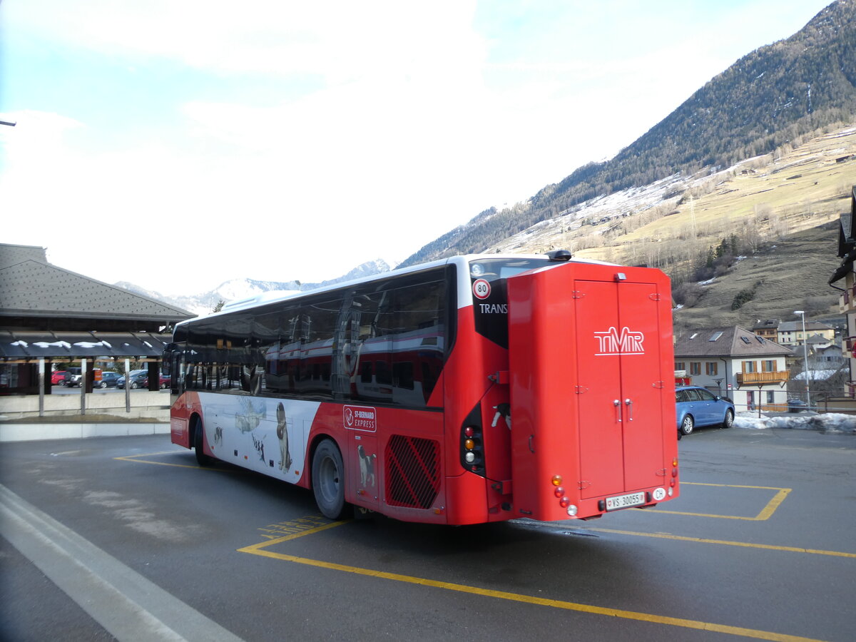(231'736) - TMR Martigny - Nr. 9/VS 39'055 - Volvo am 2. Januar 2022 beim Bahnhof Orsi�res
