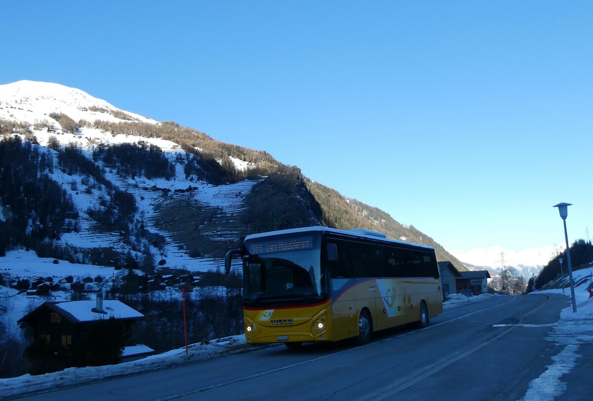 (232'171) - PostAuto Wallis - VS 355'169 - Iveco am 21. Januar 2022 in Evol�ne, Route de Sion