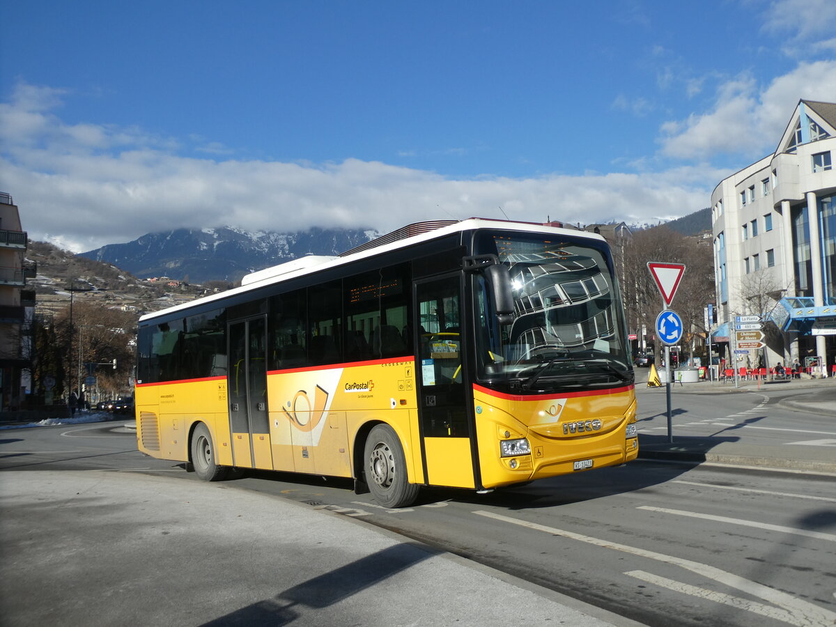 (232'191) - Ev�quoz, Erde - VS 13'423 - Iveco am 21. Januar 2022 beim Bahnhof Sion