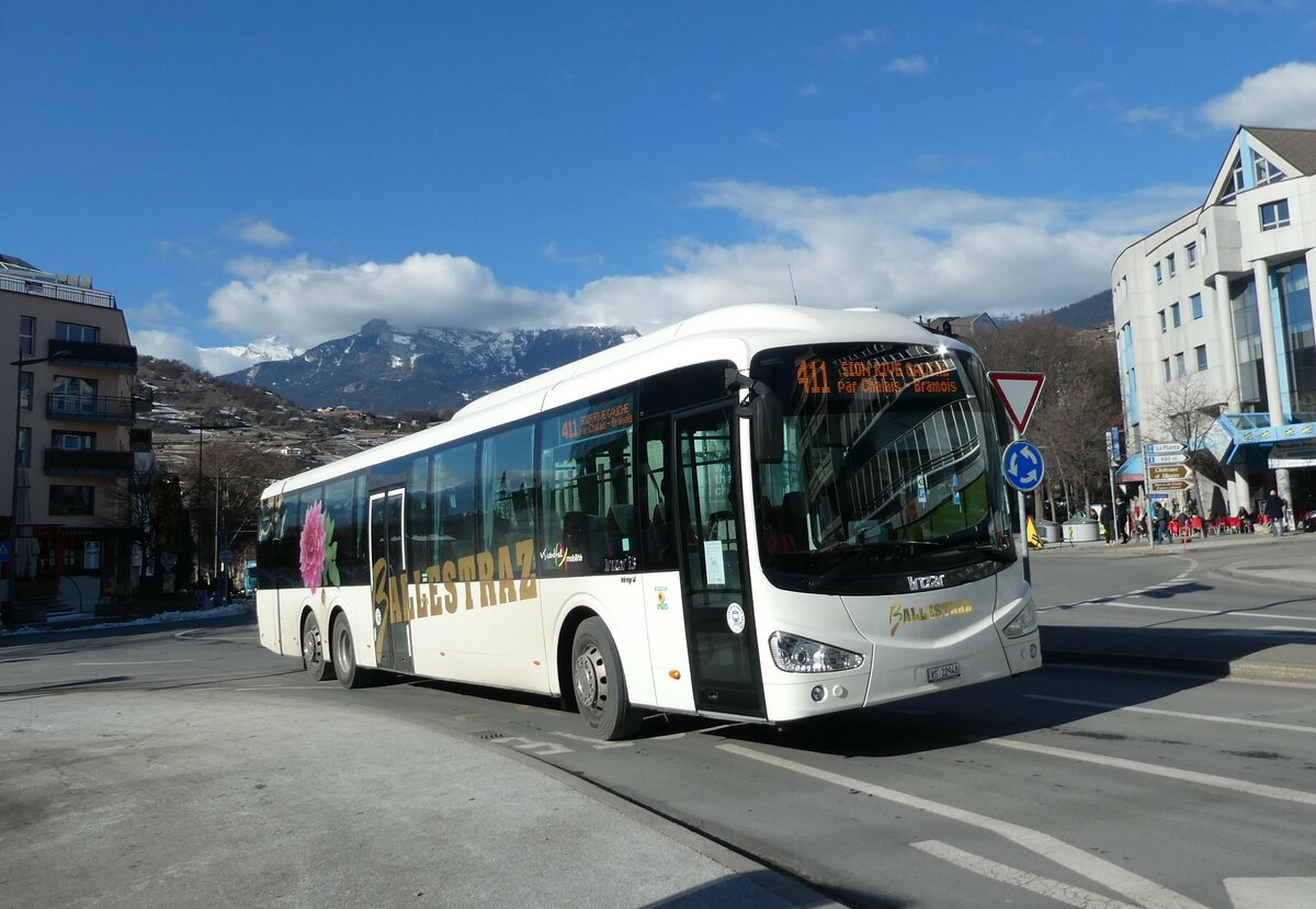 (232'228) - Ballestraz, Gr�ne - VS 22'948 - Irizar am 21. Januar 2022 beim Bahnhof Sion