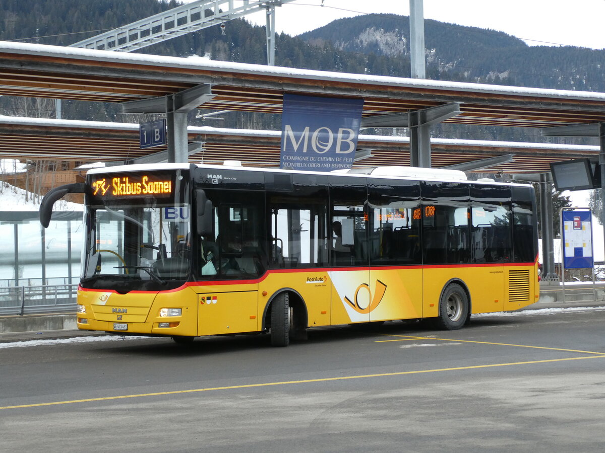 (232'255) - PostAuto Bern - BE 422'461 - MAN/G�ppel (ex AVG Meiringen Nr. 61) am 22. Januar 2022 beim Bahnhof Gstaad