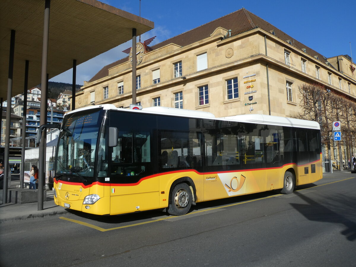 (232'544) - CarPostal Ouest - NE 112'588 - Mercedes am 30. Januar 2022 beim Bahnhof Neuch�tel