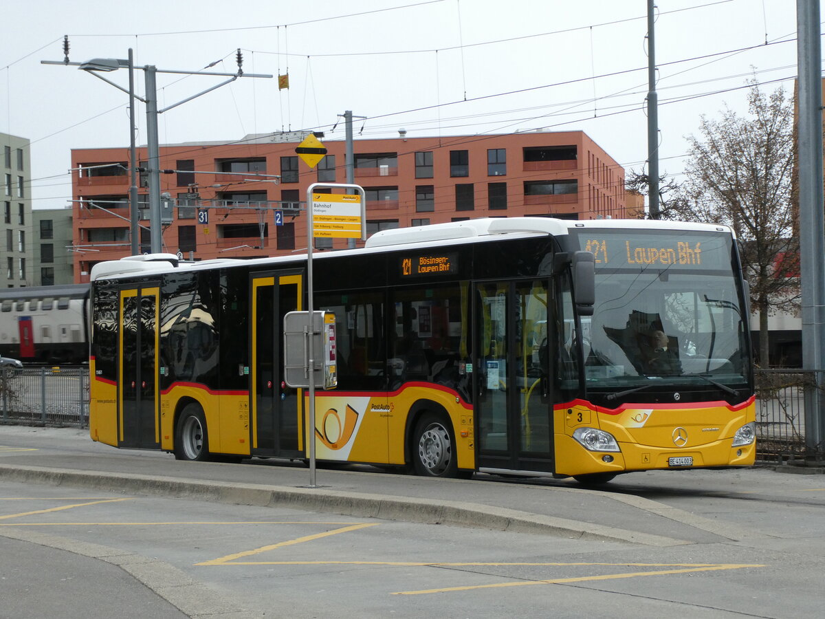 (232'735) - PostAuto Bern - Nr. 3/BE 414'003 - Mercedes am 6. Februar 2022 beim Bahnhof D�dingen