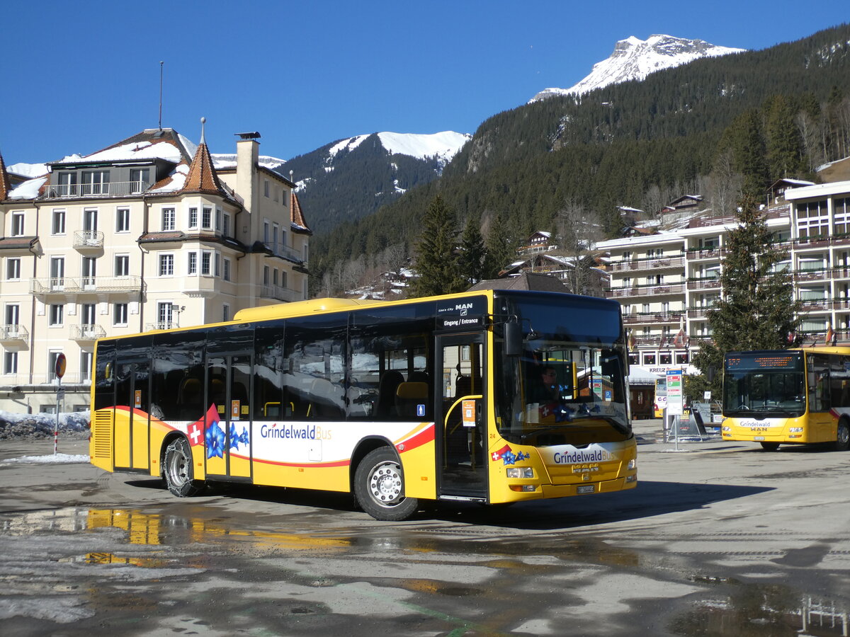 (232'840) - Grindelwaldbus, Grindelwald - Nr. 24/BE 364'408 - MAN/G�ppel am 13. Februar 2022 beim Bahnhof Grindelwald