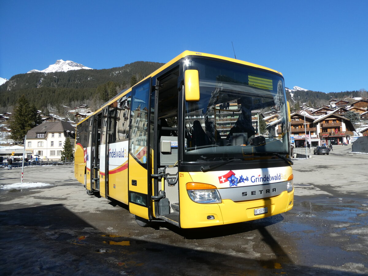 (232'841) - Grindelwaldbus, Grindelwald - Nr. 21/BE 100'930 - Setra am 13. Februar 2022 beim Bahnhof Grindelwald