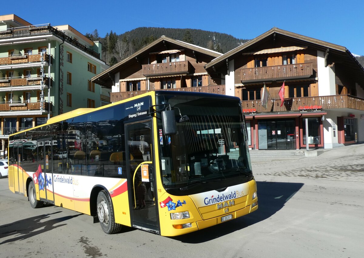 (232'872) - Grindelwaldbus, Grindelwald - Nr. 18/BE 382'871 - MAN/G�ppel am 13. Februar 2022 beim Bahnhof Grindelwald