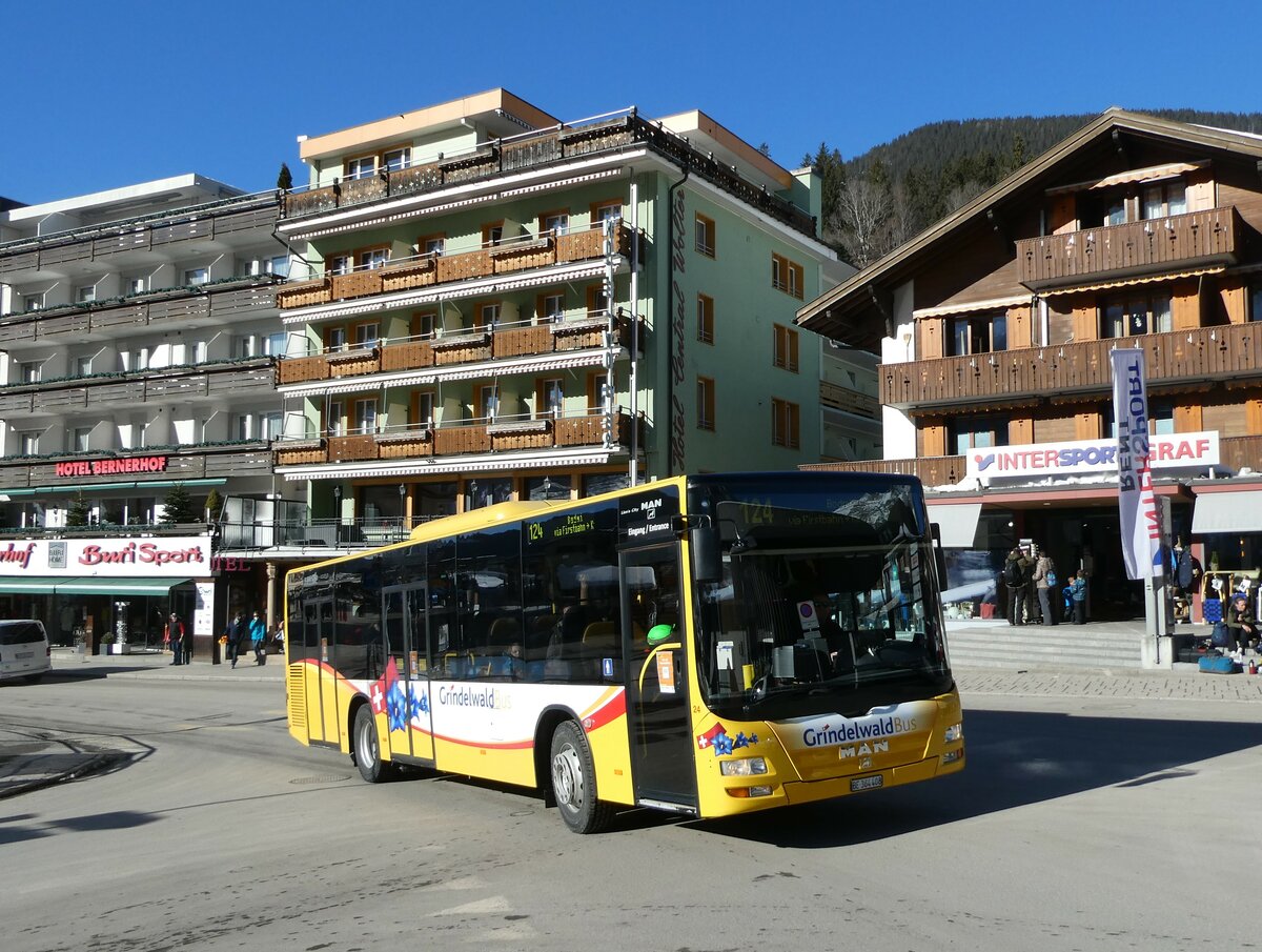 (232'876) - Grindelwaldbus, Grindelwald - Nr. 24/BE 364'408 - MAN/G�ppel am 13. Februar 2022 beim Bahnhof Grindelwald