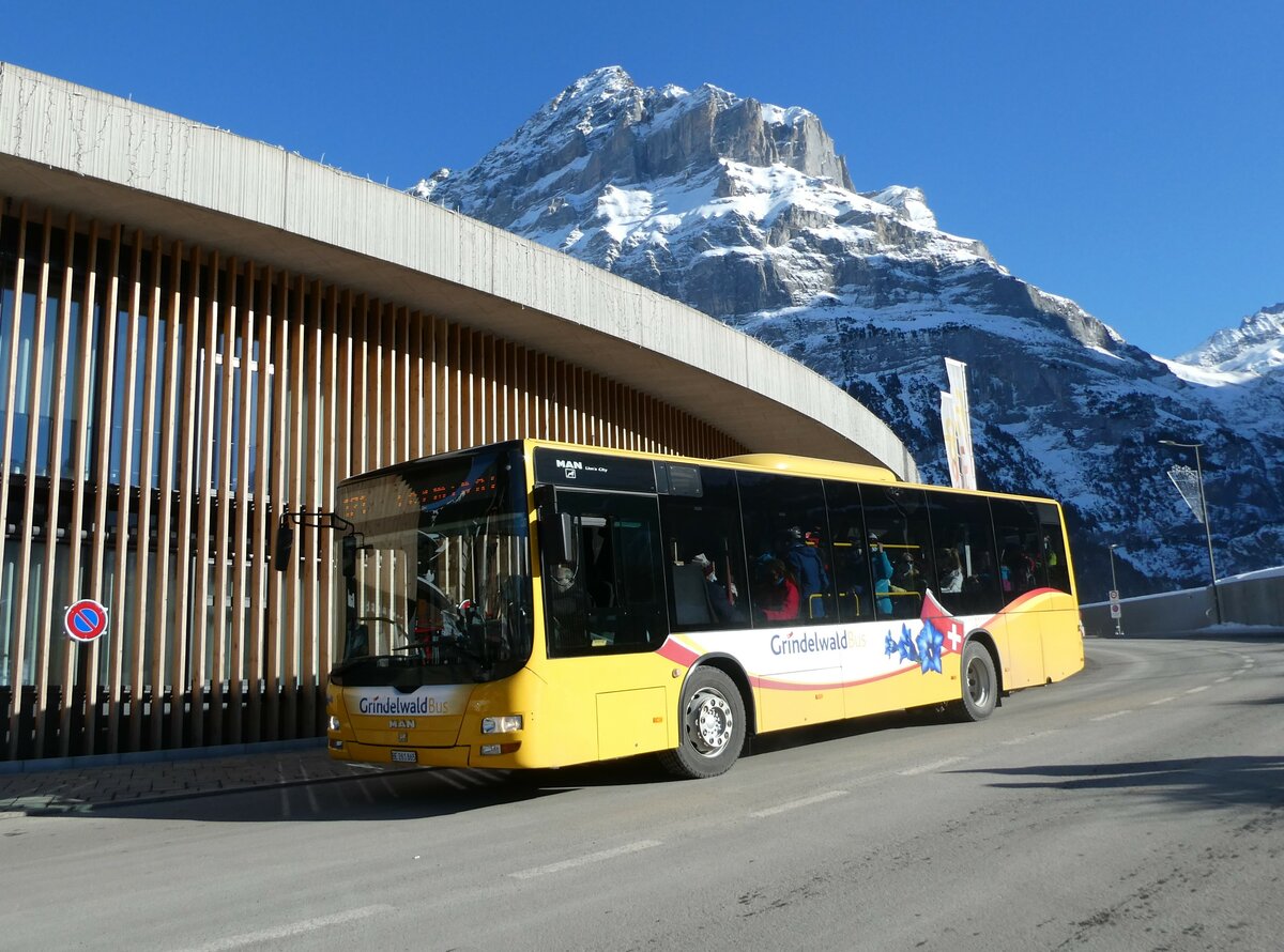 (232'877) - Grindelwaldbus, Grindelwald - Nr. 11/BE 261'865 - MAN/G�ppel am 13. Februar 2022 beim Bahnhof Grindelwald