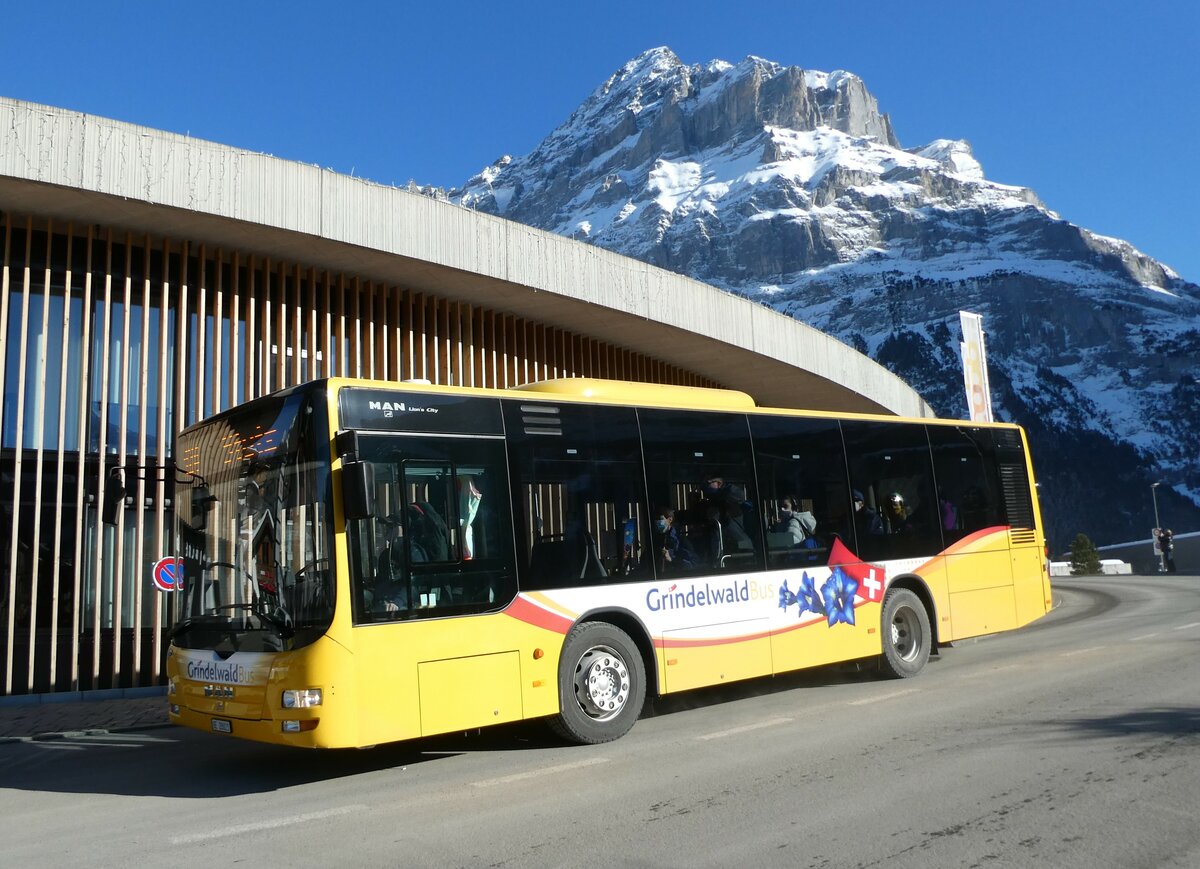 (232'878) - Grindelwaldbus, Grindelwald - Nr. 16/BE 28'821 - MAN/G�ppel am 13. Februar 2002 beim Bahnhof Grindelwald