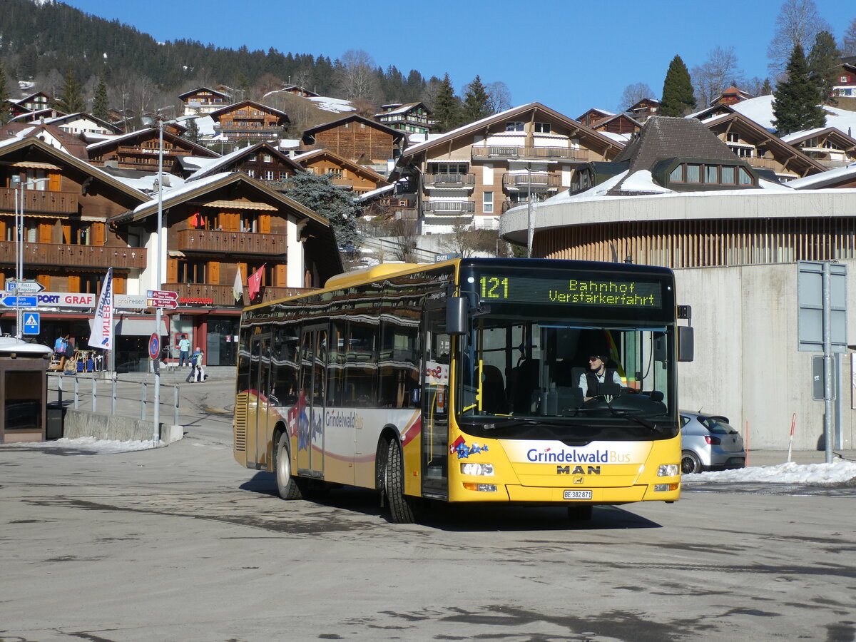 (232'884) - Grindelwaldbus, Grindelwald - Nr. 18/BE 382'871 - MAN/G�ppel am 13. Februar 2022 beim Bahnhof Grindelwald