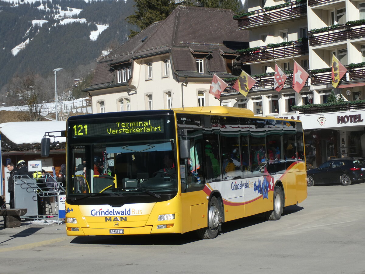 (233'242) - Grindelwaldbus, Grindelwald - Nr. 18/BE 382'871 - MAN/G�ppel am 27. Februar 2022 beim Bahnhof Grindelwald