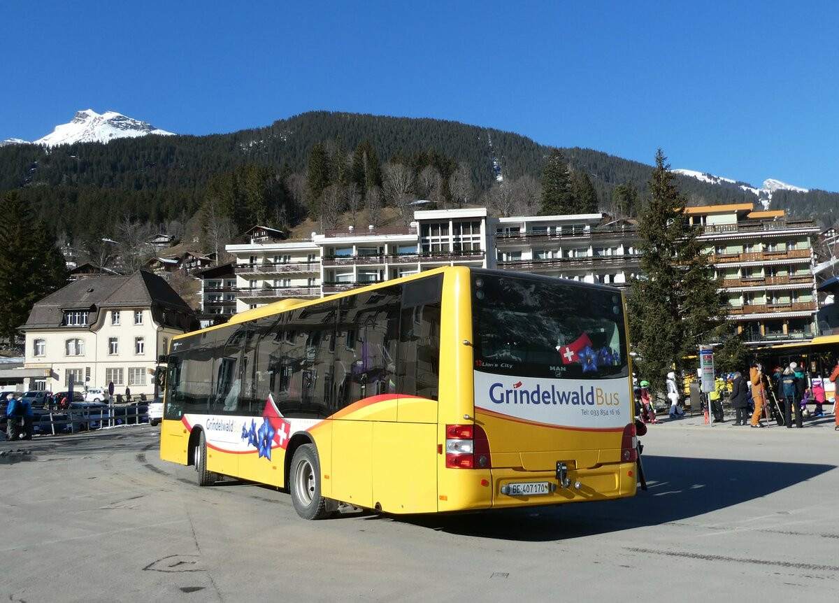 (233'288) - Grindelwaldbus, Grindelwald - Nr. 13/BE 407'170 - MAN/G�ppel am 27. Februar 2022 beim Bahnhof Grindelwald