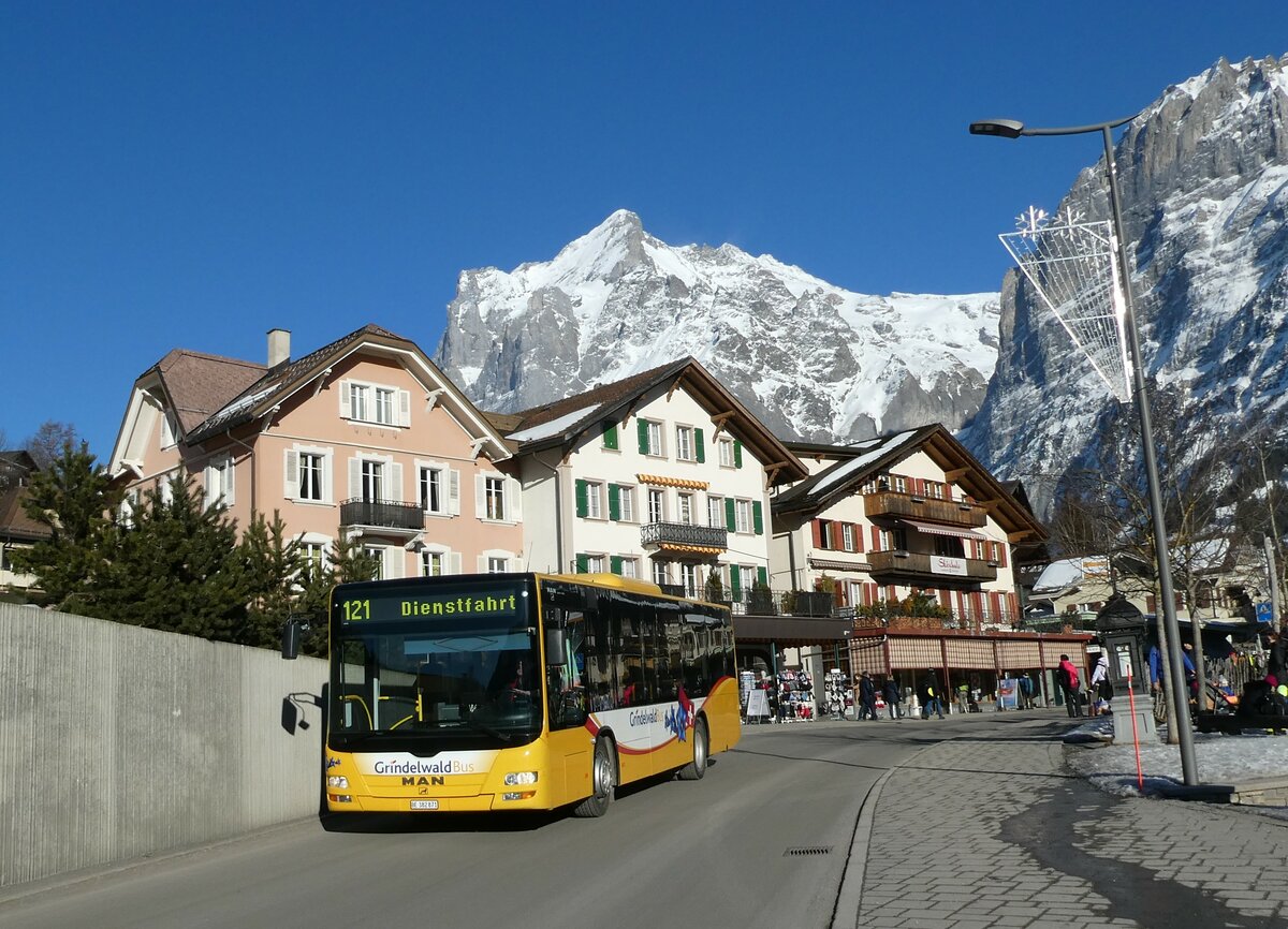 (233'307) - Grindelwaldbus, Grindelwald - Nr. 18/BE 382'871 - MAN/G�ppel am 27. Februar 2022 in Grindelwald, Sportzentrum