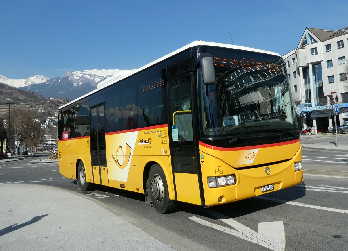 (233'407) - PostAuto Wallis - Nr. 21/VS 365'402 - Irisbus am 7. M�rz 2022 beim Bahnhof Sion
