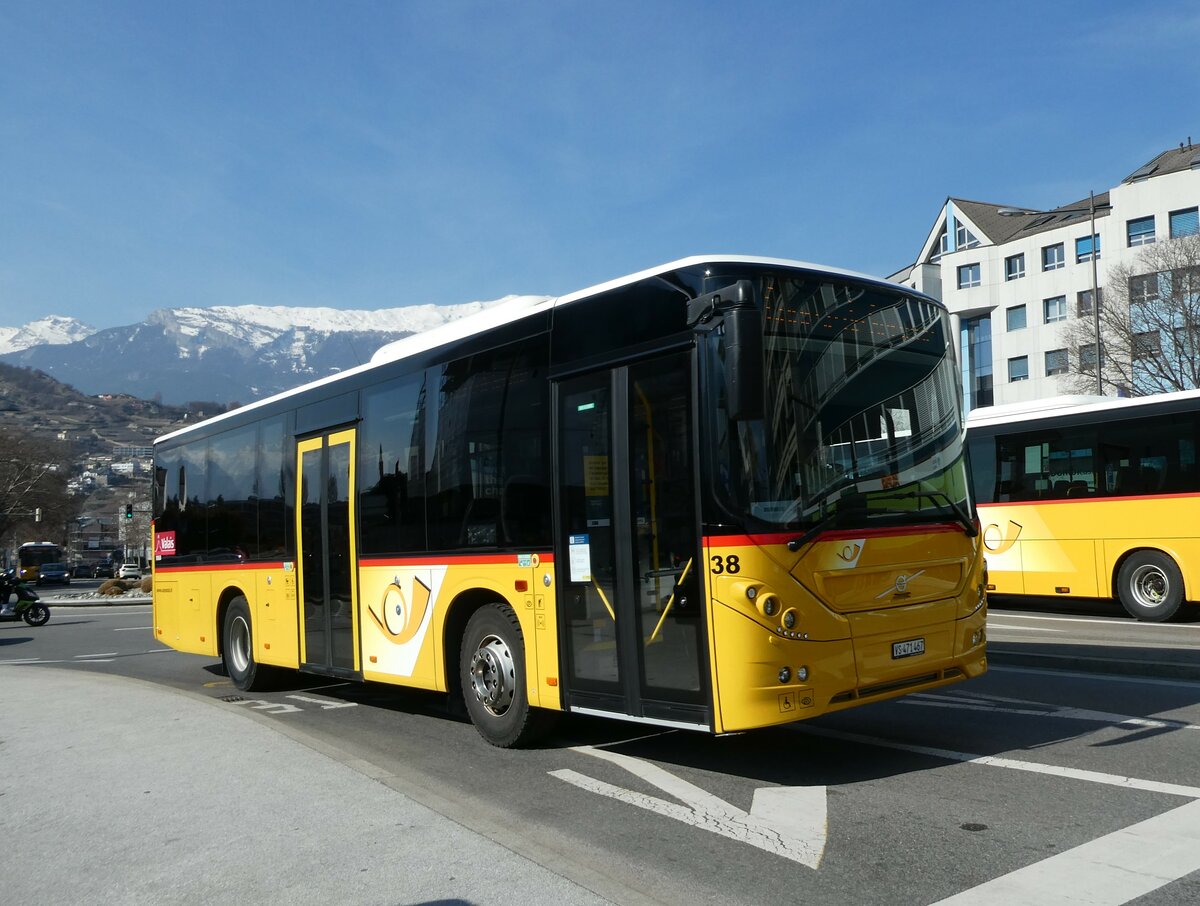 (233'432) - PostAuto Wallis - Nr. 38/VS 471'467 - Volvo am 7. M�rz 2022 beim Bahnhof Sion