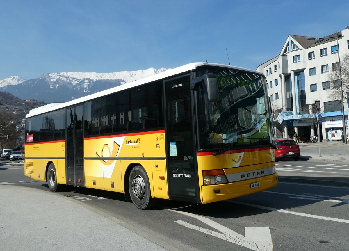 (233'435) - Ev�quoz, Erde - Erde - VS 1011 - Setra am 7. M�rz 2022 beim Bahnhof Sion