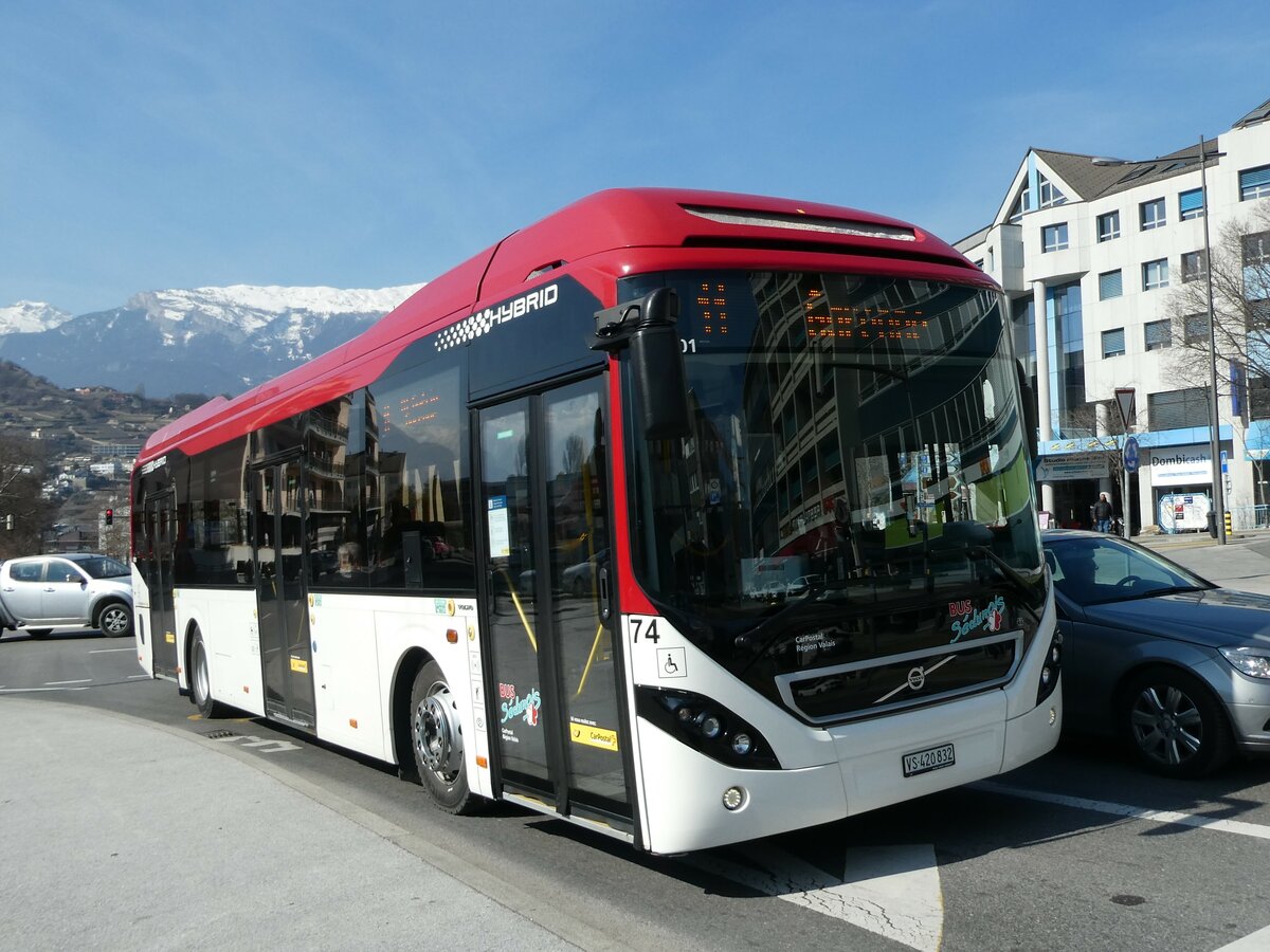 (233'439) - PostAuto Wallis - Nr. 74/VS 420'832 - Volvo am 7. M�rz 2022 beim Bahnhof Sion