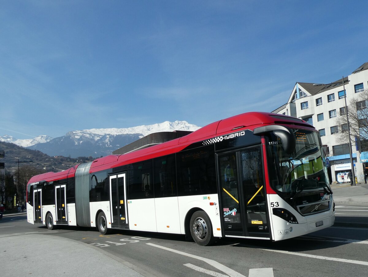(233'448) - PostAuto Wallis - Nr. 53/VS 531'435 - Volvo am 7. M�rz 2022 beim Bahnhof Sion