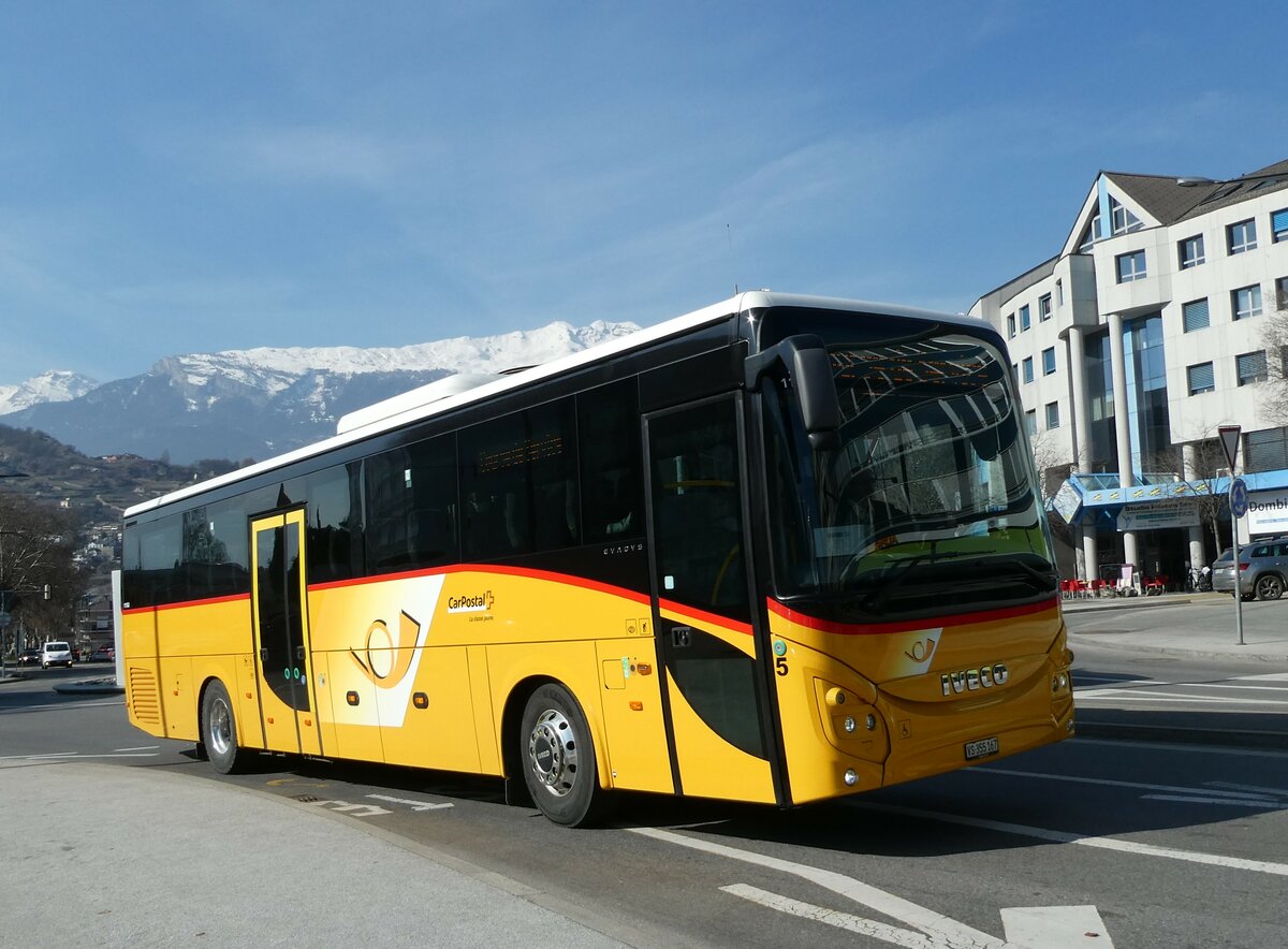 (233'454) - PostAuto Wallis - Nr. 5/VS 355'167 - Iveco am 7. M�rz 2022 beim Bahnhof Sion